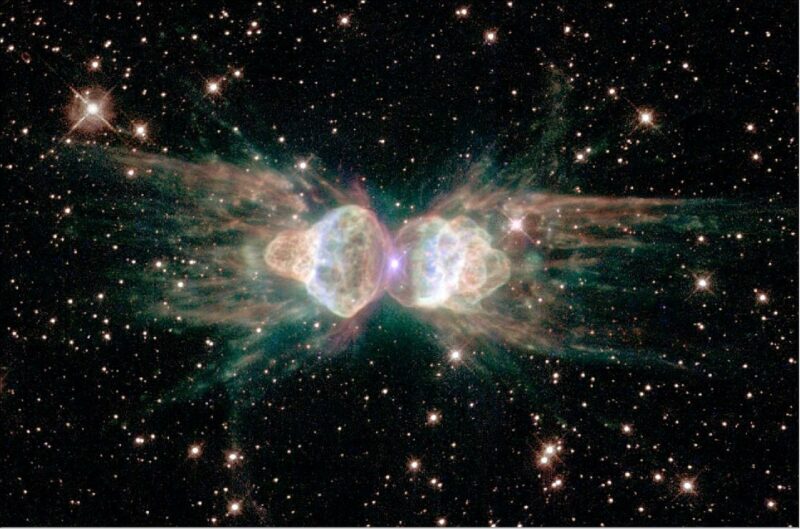 Frightening photograph of a withering star resembles an portal to the hidden world